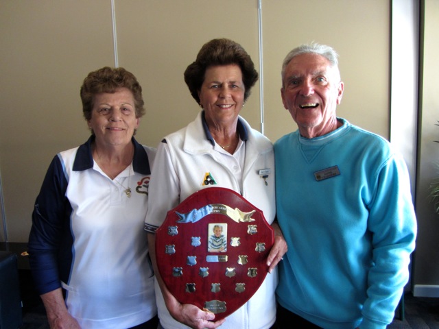 2017 Daph Armstrong Trophy Winners (L-R) Lina Rasmussen, Gail Fraser and Dave Chambers.